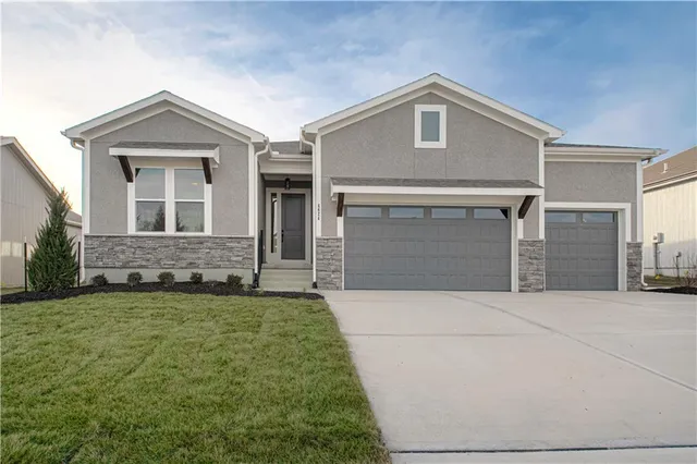 $623,830 | 4624 Southwest Robinson Drive, Lee's Summit, MO 64083