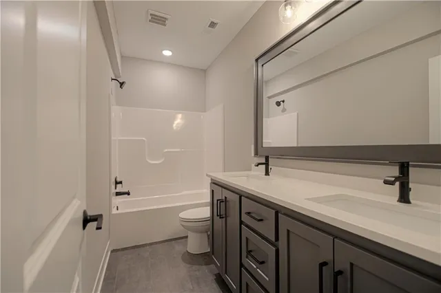 $623,830 | 4624 Southwest Robinson Drive, Lee's Summit, MO 64083