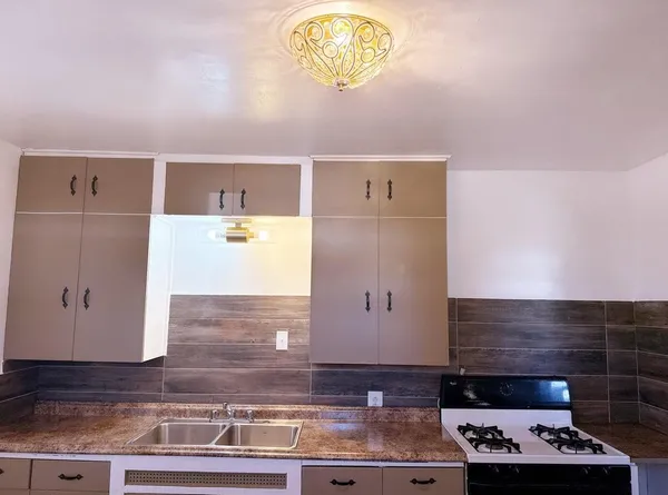 $98,000 | 202 East Roselawn Street, Plainview, TX 79072