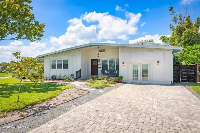 a view of a house with backyard and garden