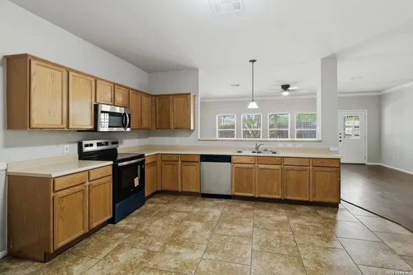 $2,100 | 21827 Goldcrest Run, San Antonio, TX 78258