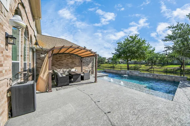 $585,000 | 30214 Vinebriar Drive, Spring, TX 77386