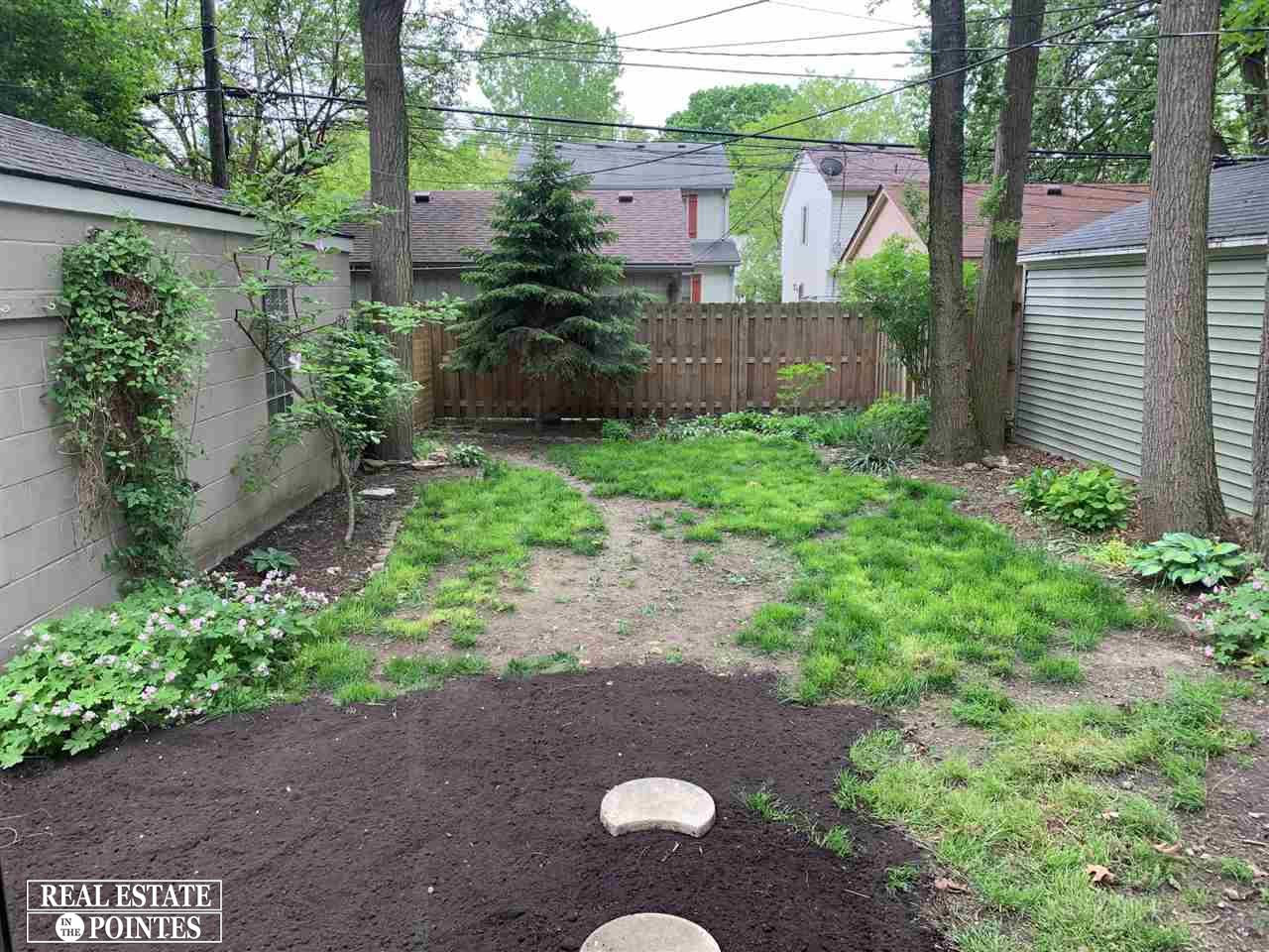 2065 Hampton Road Grosse Pointe Woods, MI 48236 - Photo 9 of 12