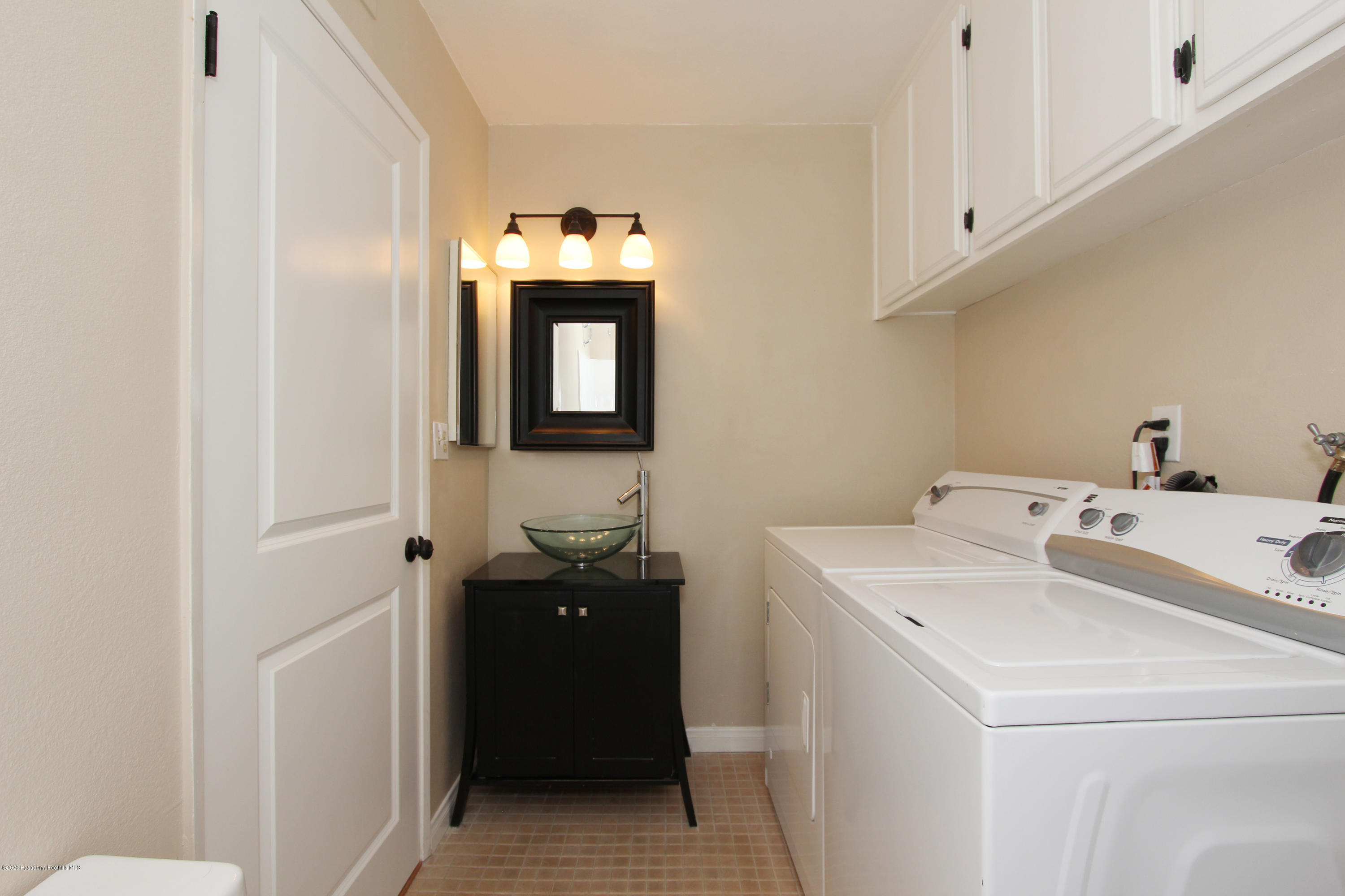 246 Alpine Street, Unit 5 Pasadena, CA 91106 - Photo 6 of 17 bath_a