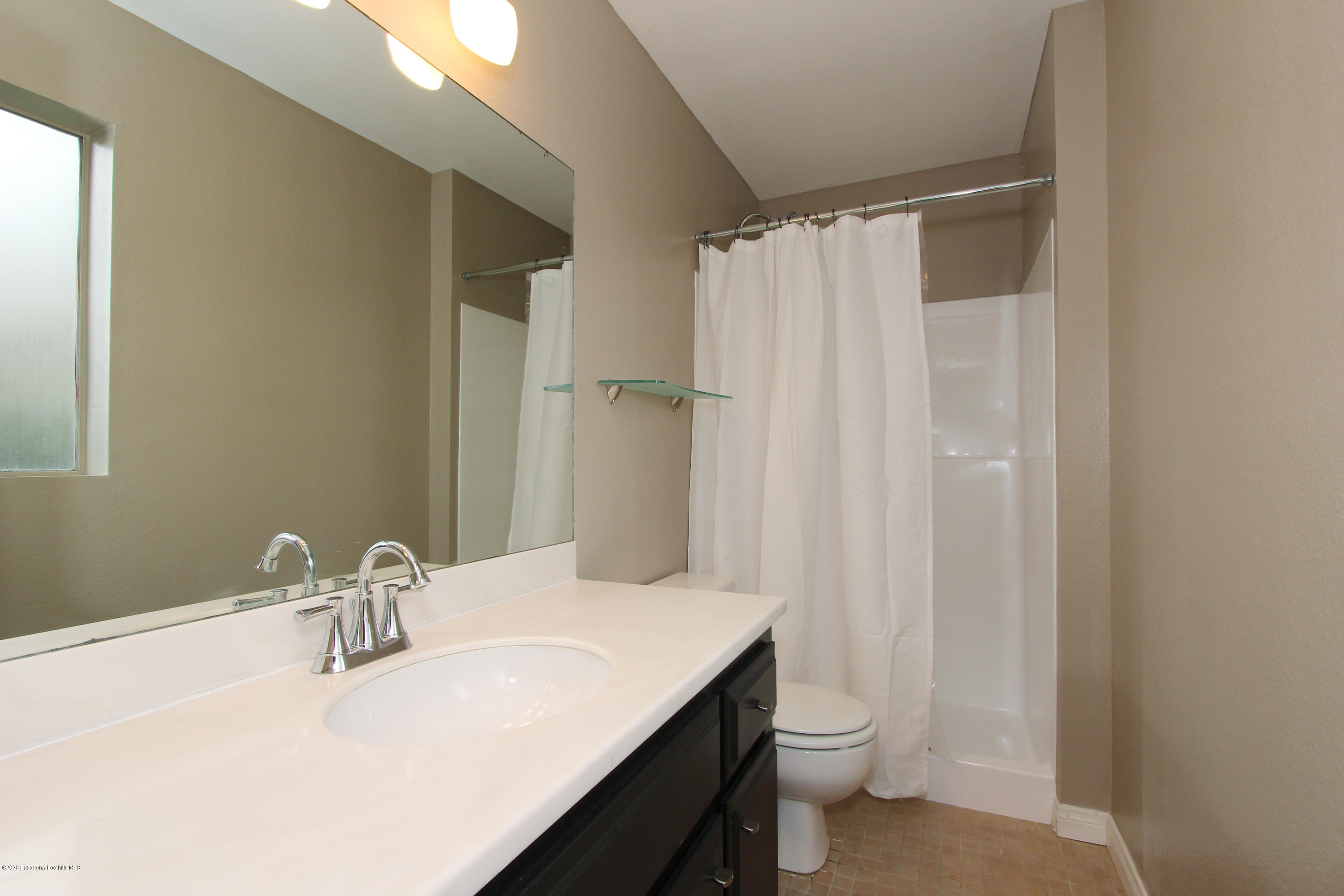 246 Alpine Street, Unit 5 Pasadena, CA 91106 - Photo 9 of 17 masterbath