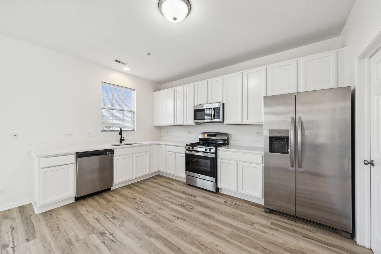 3748 Bailey Road, Unit 3748 Yorkville, IL 60560 - Photo 2 of 15