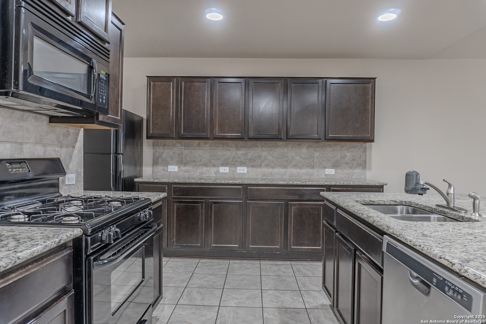 10129 Strasbourg Way Schertz, TX 78154 - Photo 8 of 24