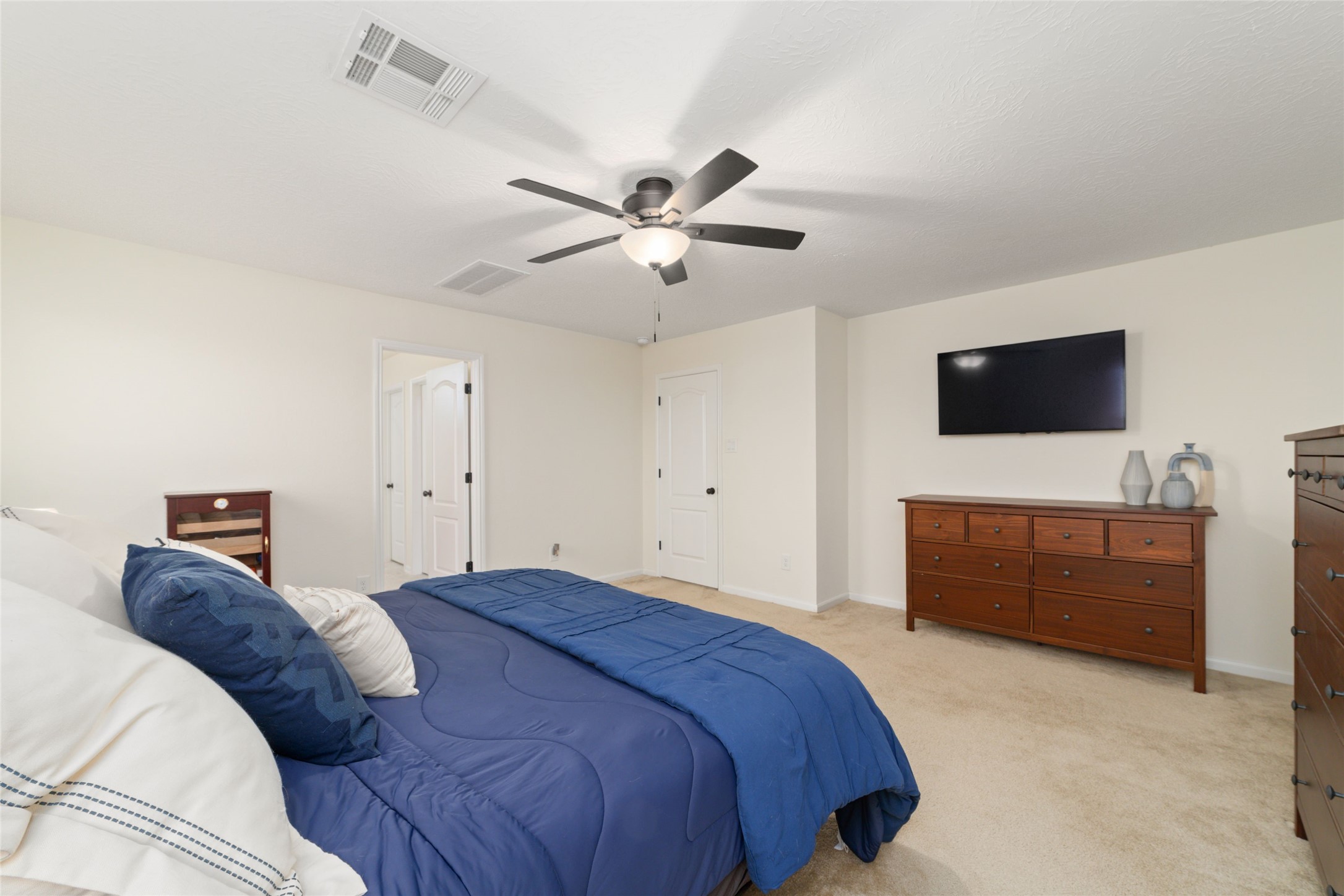 25414 Whitehaven Gate Street Katy, TX 77493 - Photo 22 of 32 a bedroom with a bed and a flat screen tv