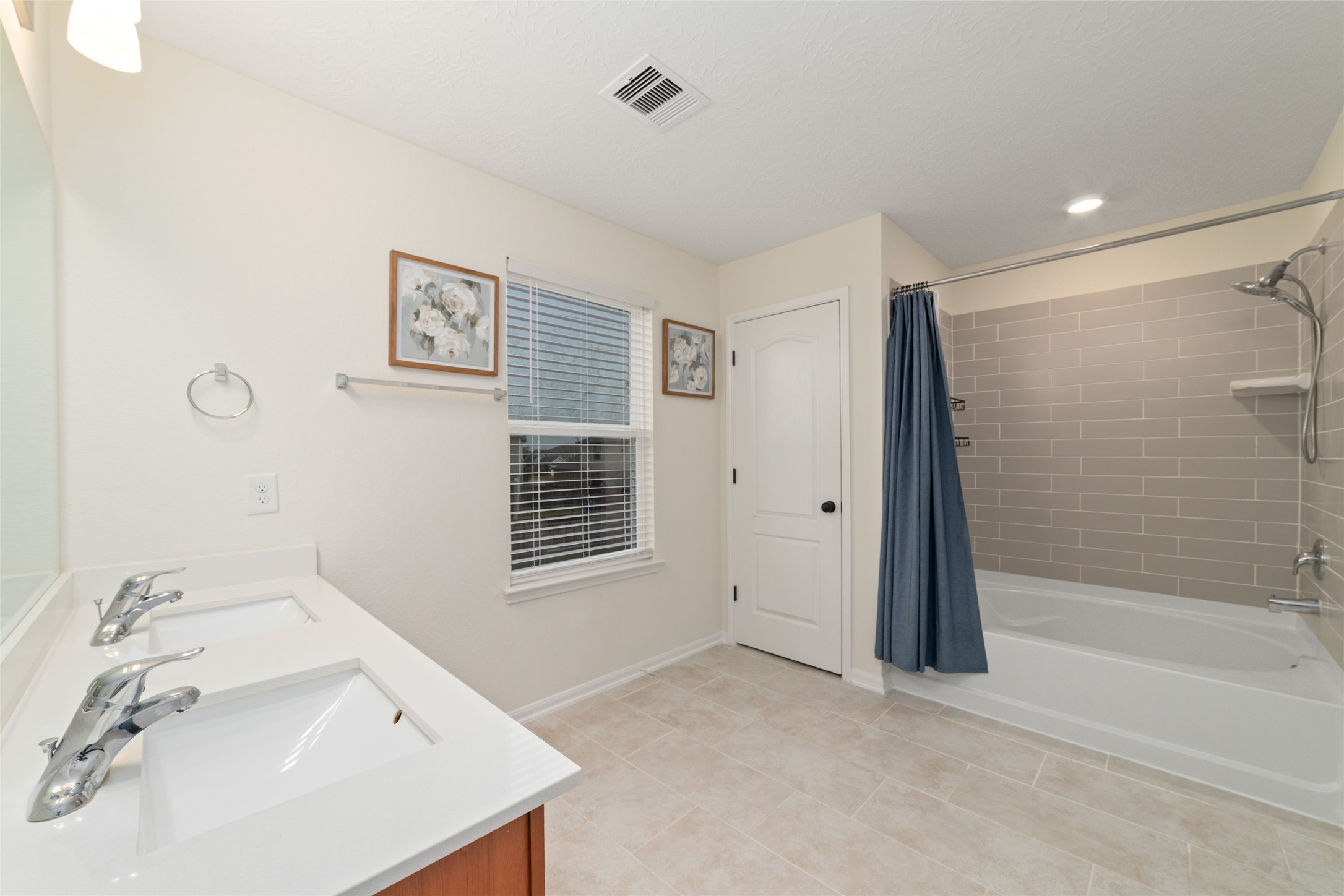 25414 Whitehaven Gate Street Katy, TX 77493 - Photo 24 of 32 a bathroom with a sink and a bathtub