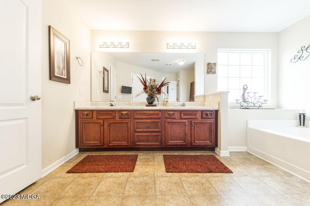 901 Broderick Circle Warner Robins, GA 31088 - Photo 14 of 19 a spacious bathroom with a tub sink and mirror