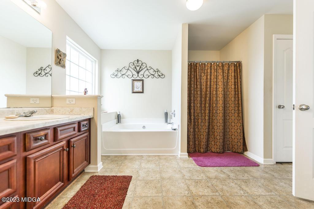 901 Broderick Circle Warner Robins, GA 31088 - Photo 15 of 19 a bathroom with a tub sink and a mirror