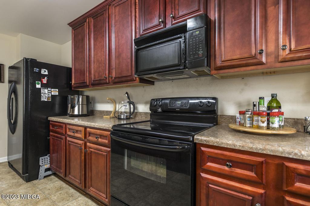 901 Broderick Circle Warner Robins, GA 31088 - Photo 7 of 19 a kitchen with granite countertop wooden cabinets and a stove top oven