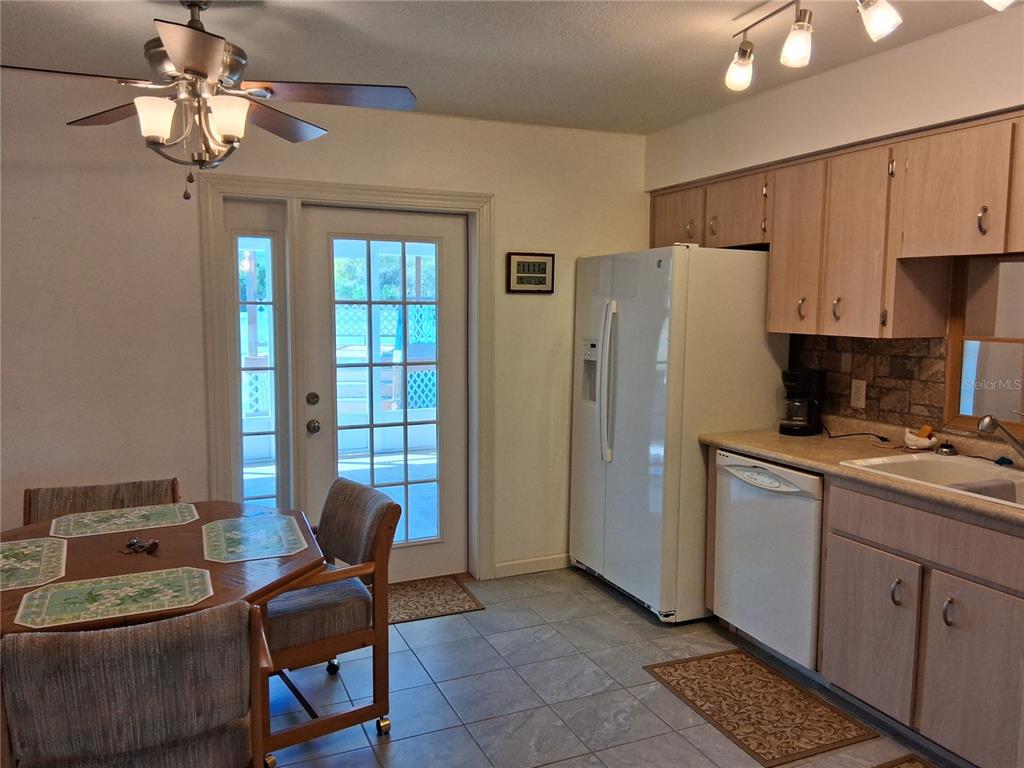 515 Boitnott Lane Bushnell, FL 33513 - Photo 10 of 13 a kitchen with stainless steel appliances granite countertop a refrigerator and a stove