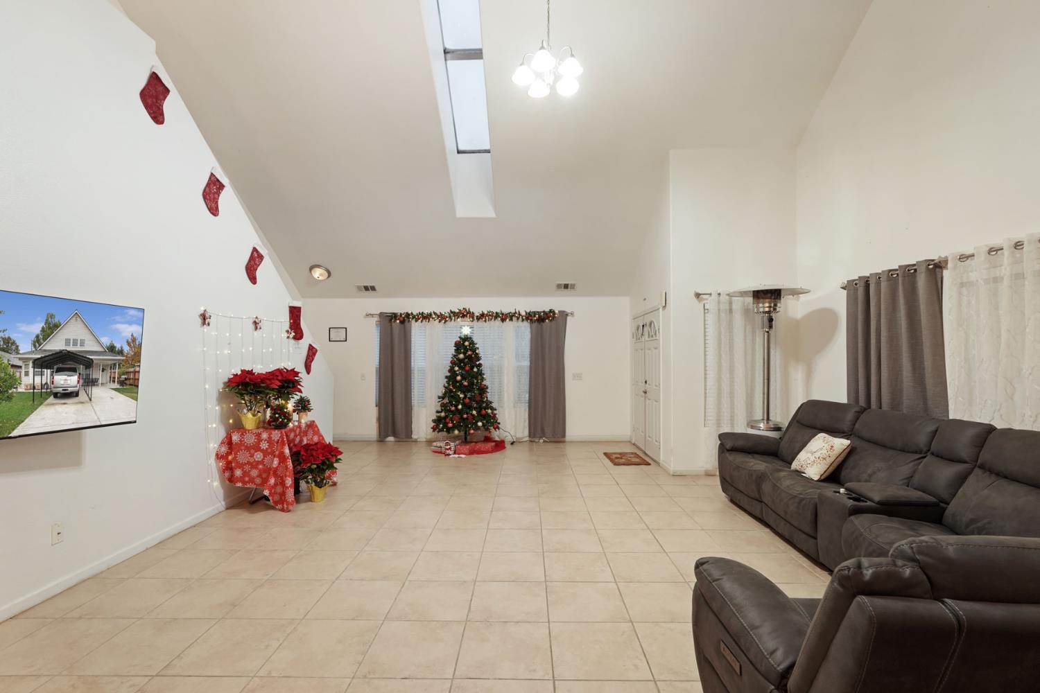 336 Locust Street Lodi, CA 95240 - Photo 21 of 31 a living room with furniture