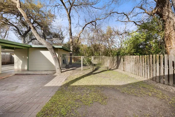 a view of a backyard