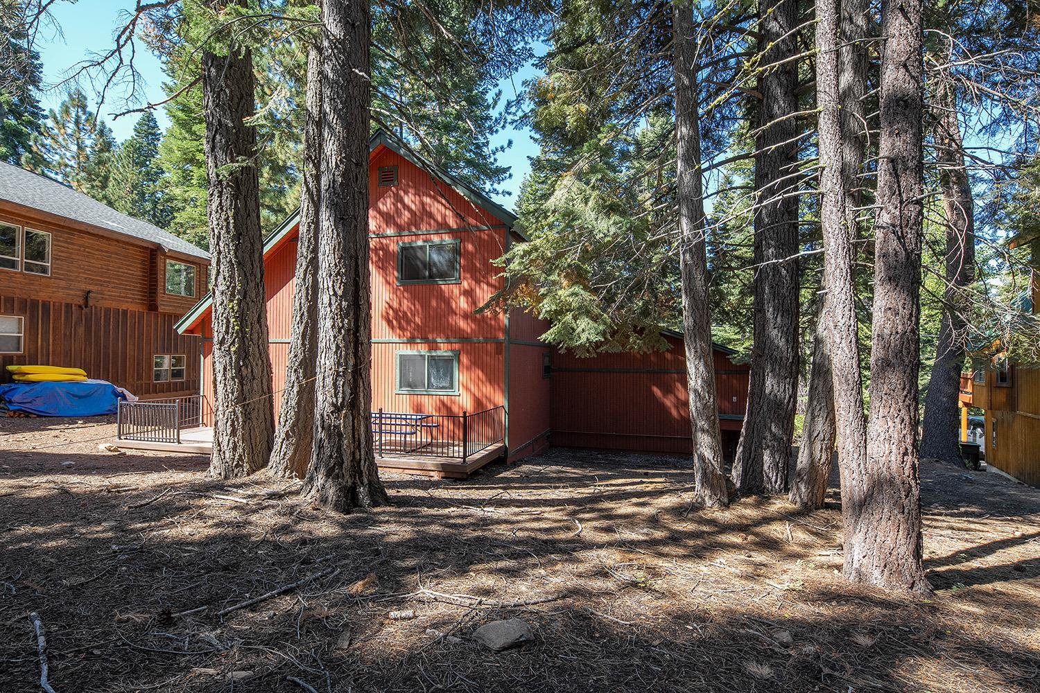 12119 Brookstone Drive Truckee, CA 96161 - Photo 19 of 21 a backyard of a house