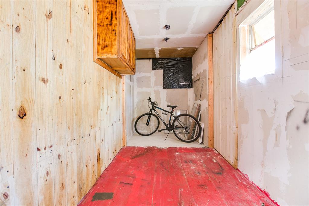 1303 North 7th Street Ballinger, TX 76821 - Photo 21 of 26 a view of small space with wooden floor