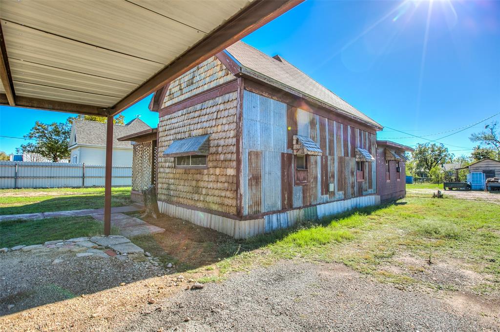 1303 North 7th Street Ballinger, TX 76821 - Photo 5 of 26 a view of a house with backyard and garden