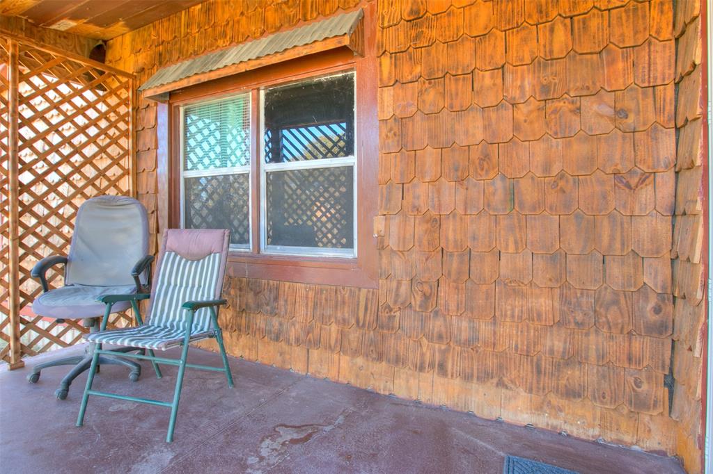 1303 North 7th Street Ballinger, TX 76821 - Photo 6 of 26 a living room with furniture and a window