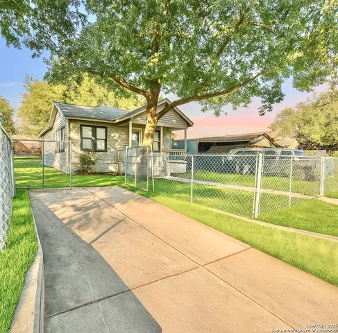 $1,595 | 1327 Bailey Avenue, San Antonio, TX 78210
