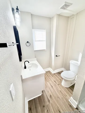 $1,595 | 1327 Bailey Avenue, San Antonio, TX 78210