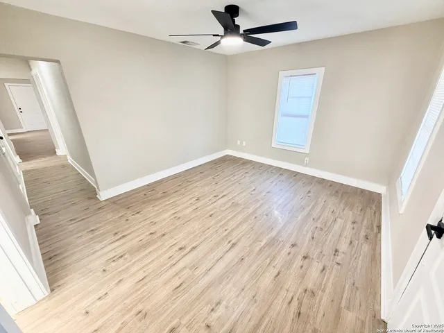 $1,595 | 1327 Bailey Avenue, San Antonio, TX 78210