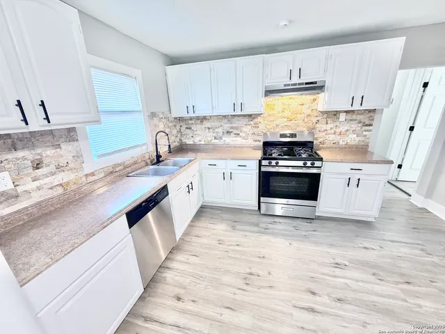 $1,595 | 1327 Bailey Avenue, San Antonio, TX 78210