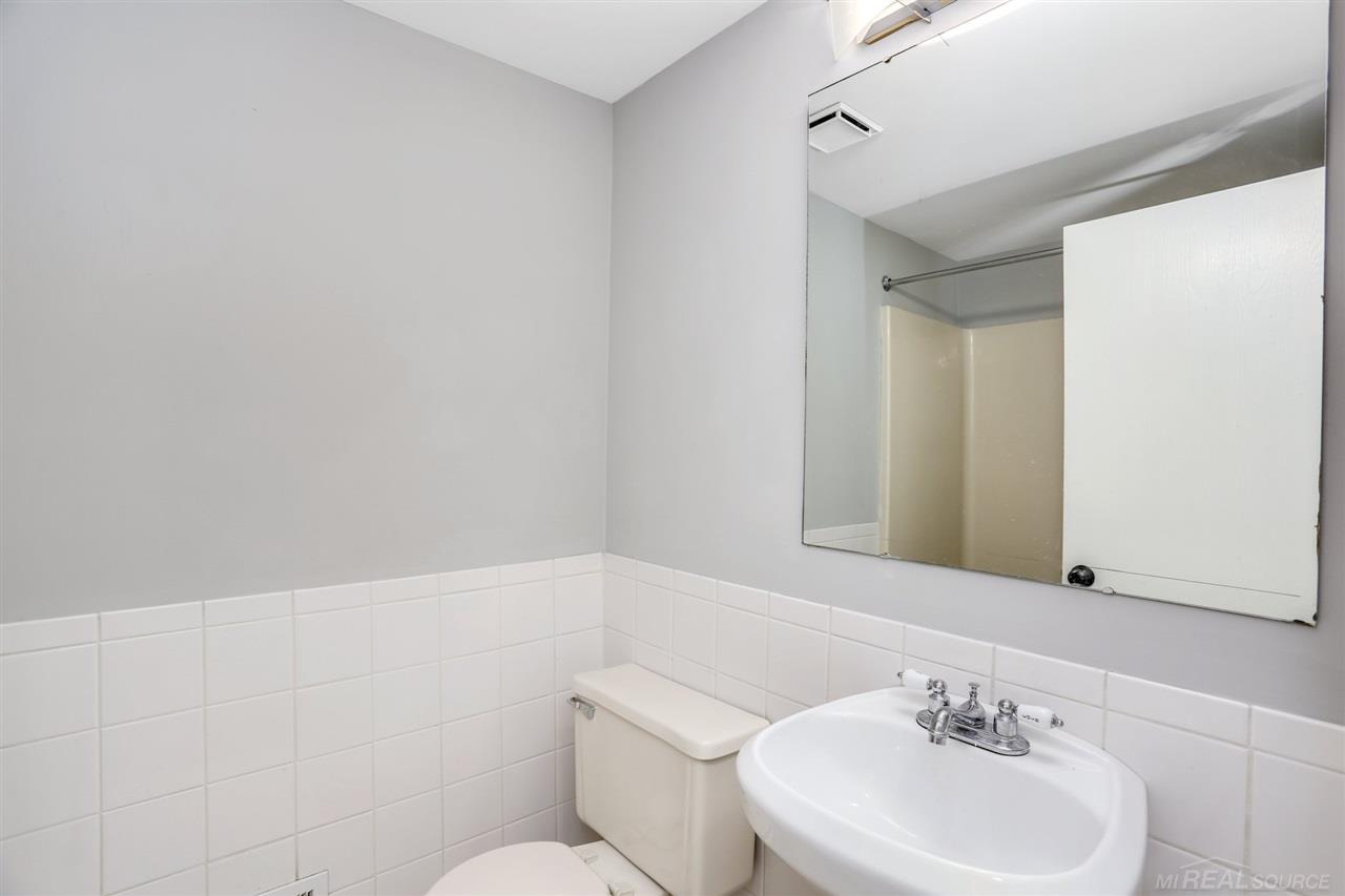 2417 Samoset Road Royal Oak, MI 48073 - Photo 11 of 15 50020733-10.JPG
