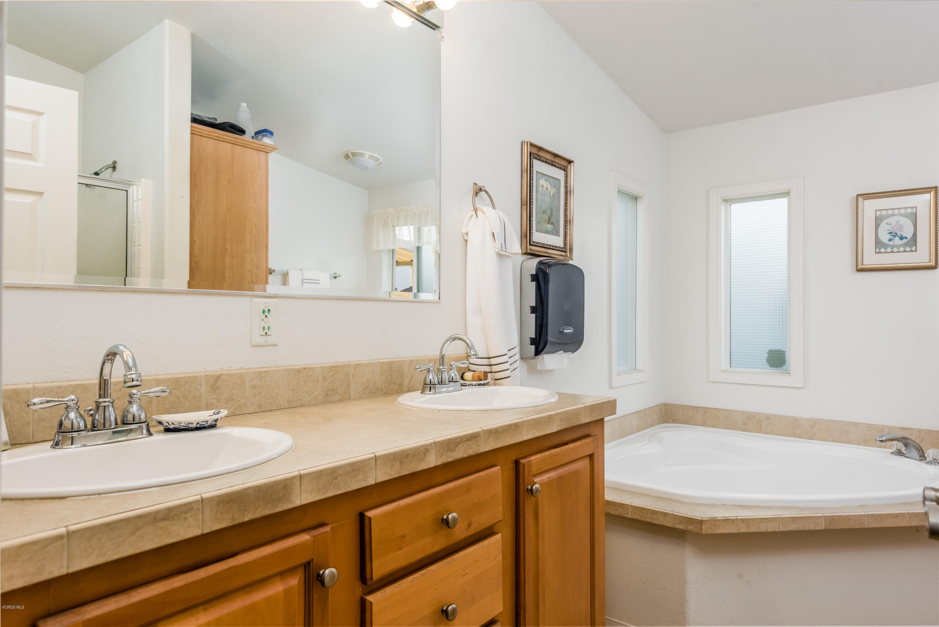 2400 East Pleasant Valley Road, Unit 92 Oxnard, CA 93033 - Photo 12 of 24 012_12-Master Bath