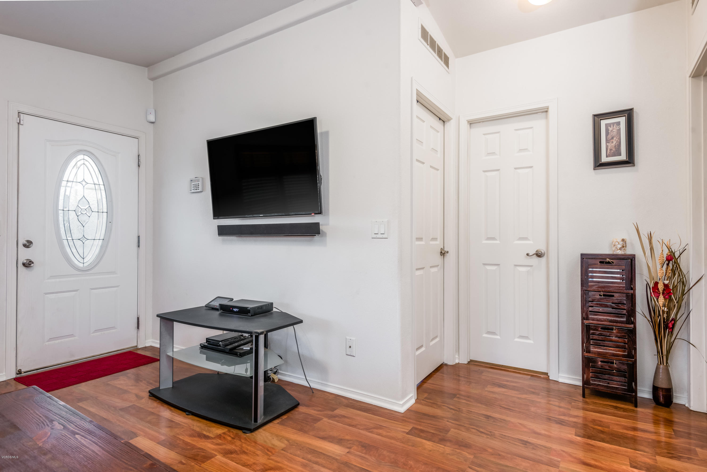 2400 East Pleasant Valley Road, Unit 92 Oxnard, CA 93033 - Photo 5 of 24 005_05-Living Room