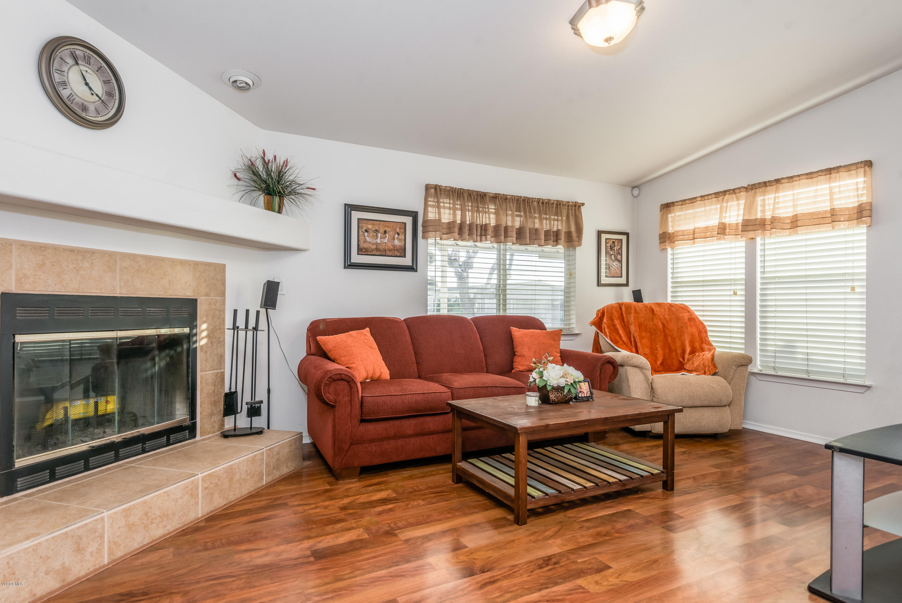 2400 East Pleasant Valley Road, Unit 92 Oxnard, CA 93033 - Photo 6 of 24 006_06-Living Room (1)
