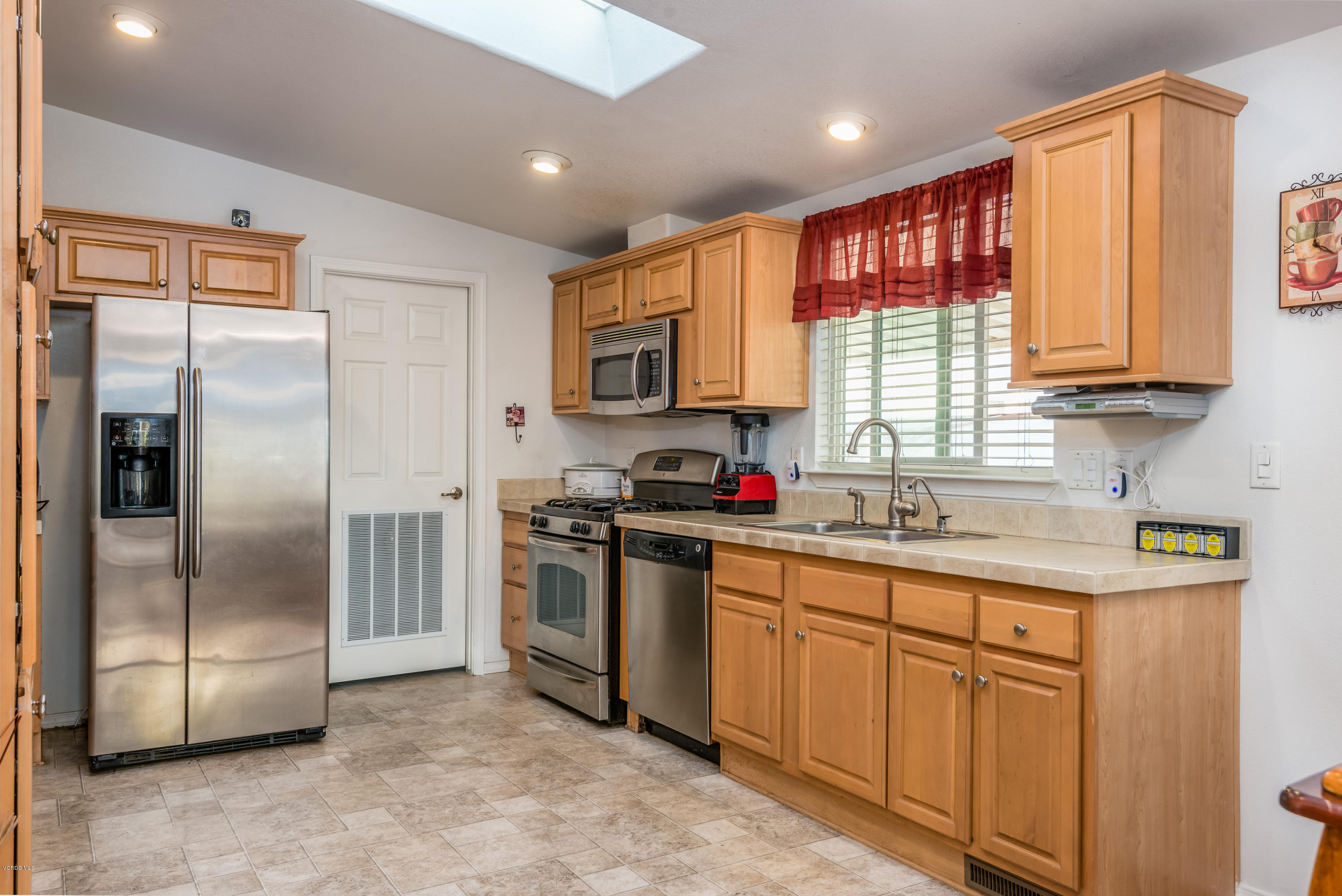 2400 East Pleasant Valley Road, Unit 92 Oxnard, CA 93033 - Photo 7 of 24 007_07-Kitchen (1)