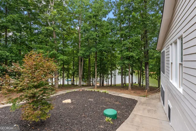 a view of a house with a backyard