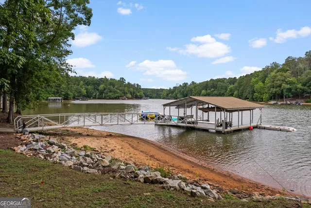 a view of a yard with a house
