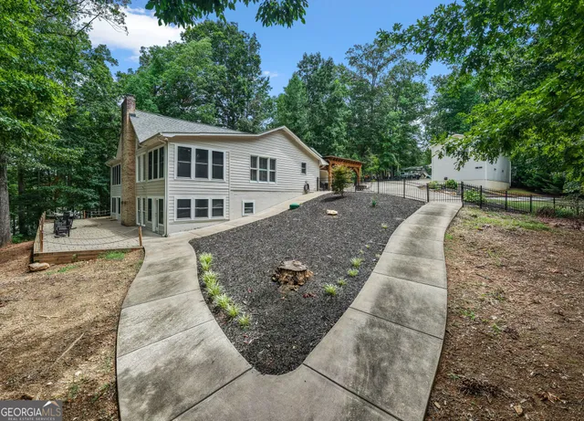 a view of a house with a backyard