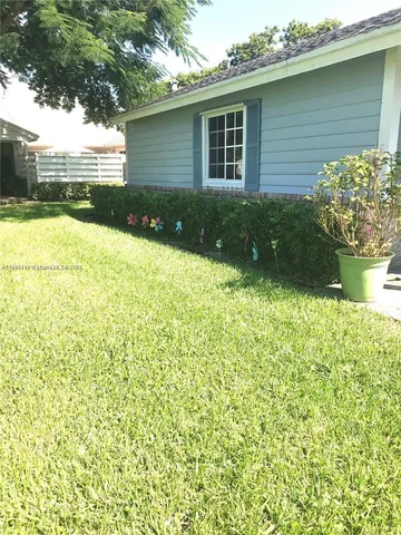 a view of backyard with a garden and plants
