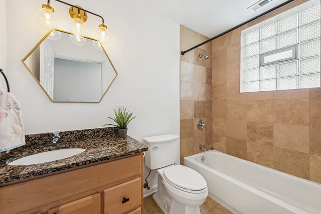 $3,400 | 1610 West Grand Avenue, Unit 2C, Chicago, IL 60622