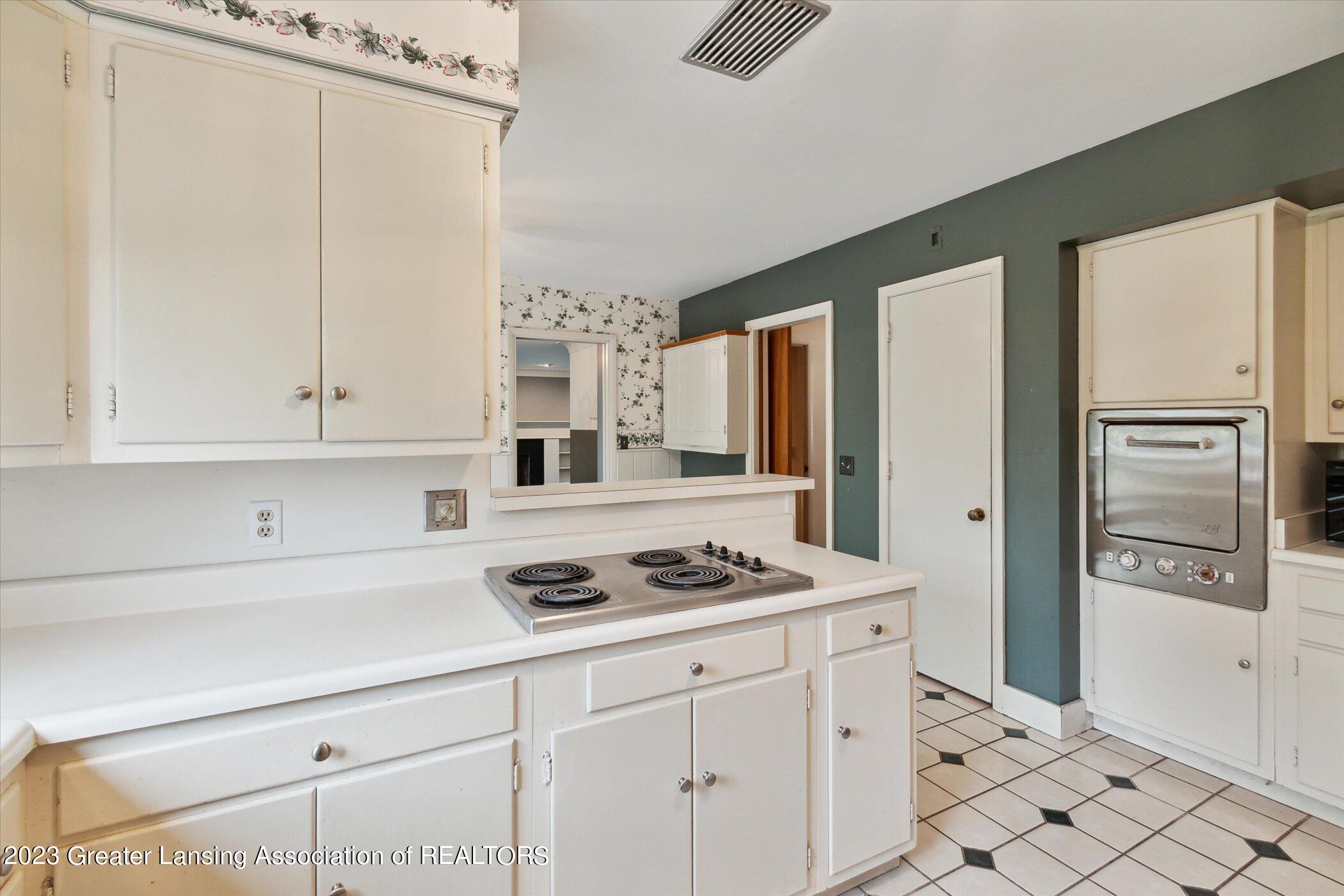 1710 Nottingham Road Lansing, MI 48911 - Photo 17 of 50 20-1710-Nottingham-Rd-Lansing-MI-48911-W
