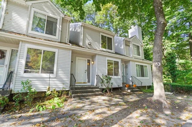 $2,700 | 20 East Pembroke Road, Unit 28, Danbury, CT 06811