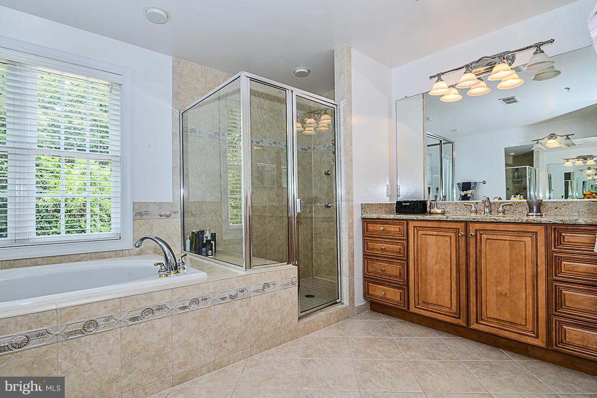 2016 Woodford Road Vienna, VA 22182 - Photo 18 of 28 Bath (Master)