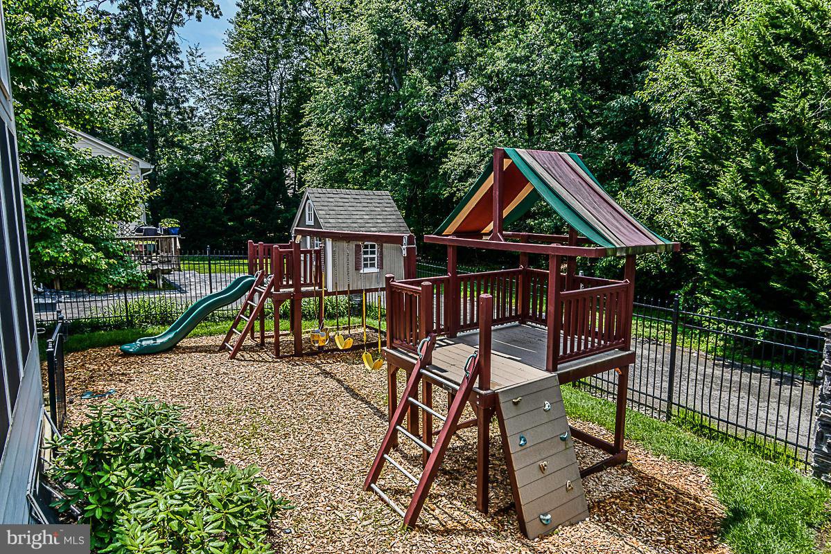 2016 Woodford Road Vienna, VA 22182 - Photo 27 of 28 Exterior (Rear)