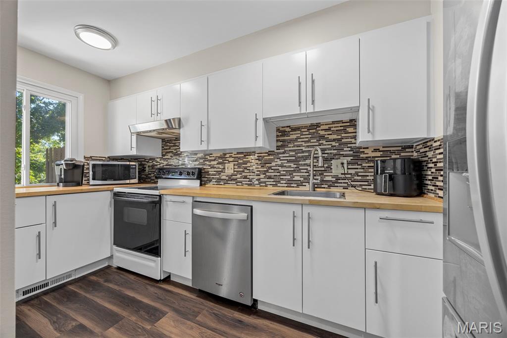 1222 Meramec Heights Drive Ballwin, MO 63021 - Photo 9 of 25