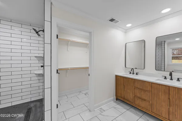 $389,000 | 262 West University Parkway, Jackson, TN 38305