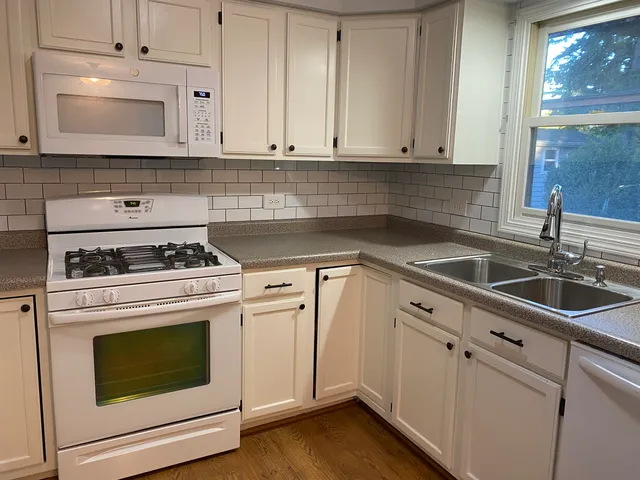 $365,000 | 10 Briar Lane, Geneva, IL 60134