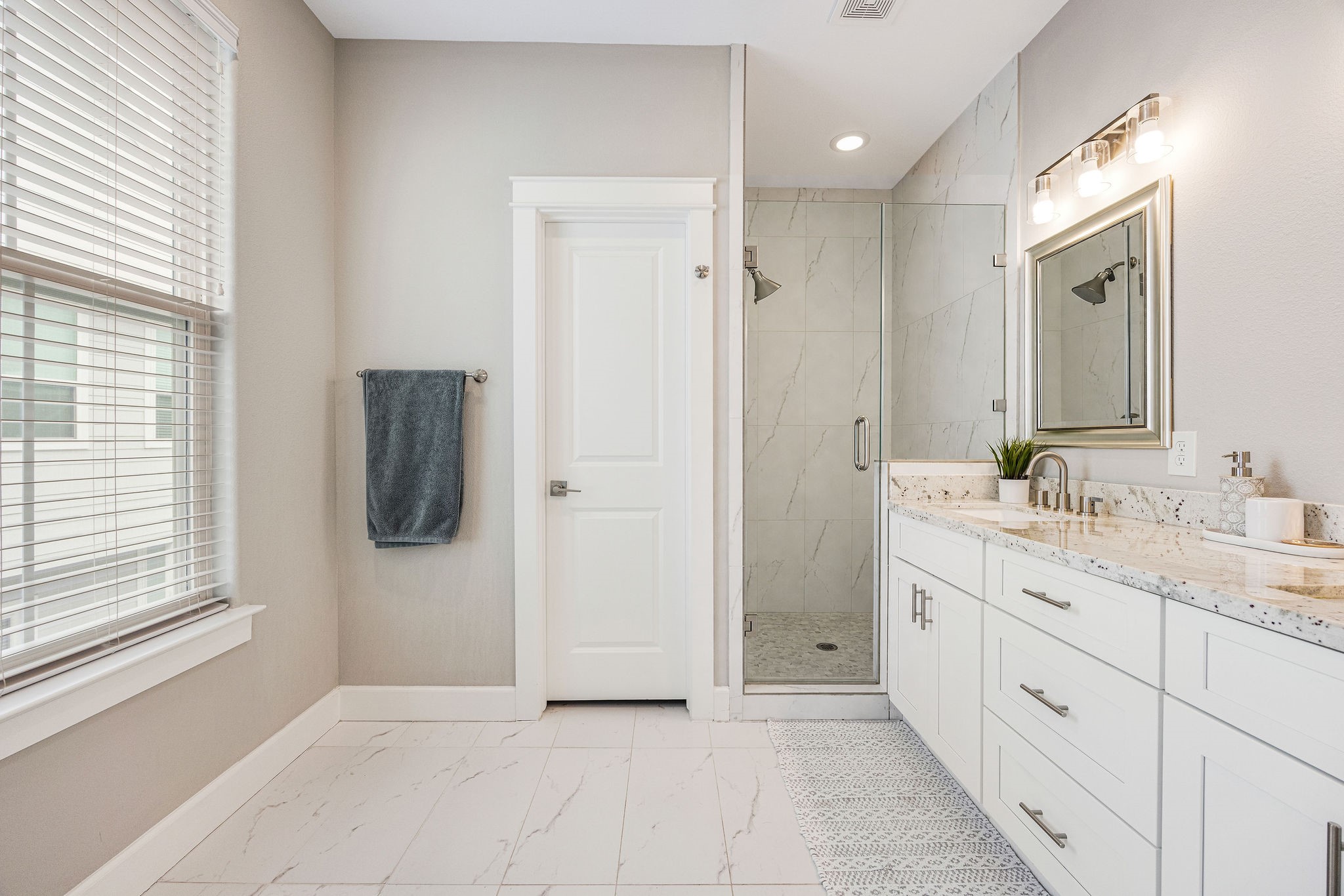 603 Link Road, Unit F Houston, TX 77009 - Photo 9 of 16 Spacious vanity ample storage.