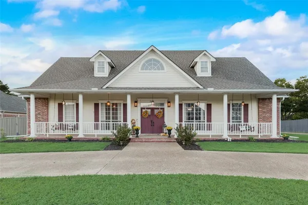 $675,000 | 2100 Lakeridge Circle, Ennis, TX 75119