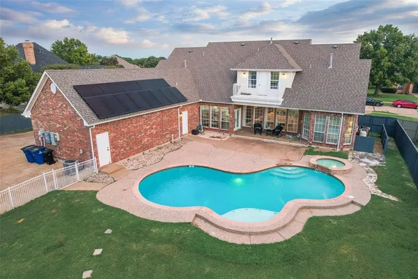 $675,000 | 2100 Lakeridge Circle, Ennis, TX 75119