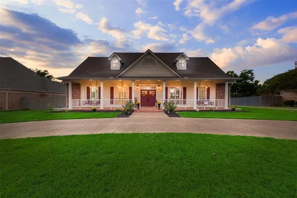 $675,000 | 2100 Lakeridge Circle, Ennis, TX 75119