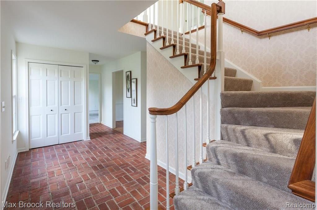 2372 Blockton Road Rochester Hills, MI 48306 - Photo 3 of 43