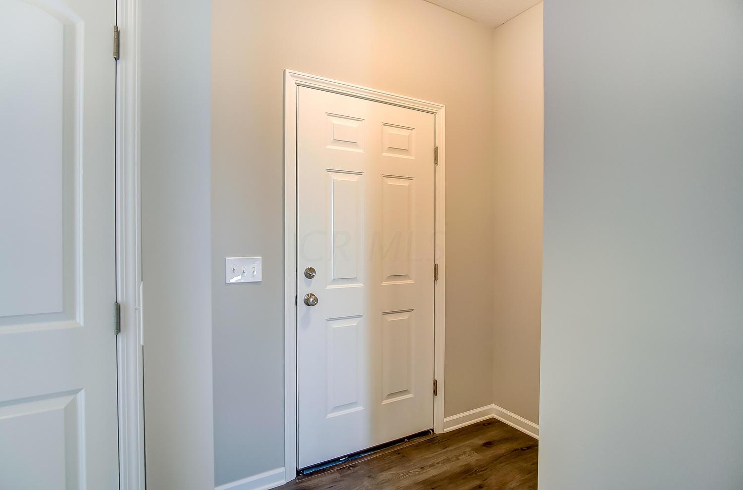185 Chestnut Commons Drive Commercial Point, OH 43116 - Photo 2 of 31